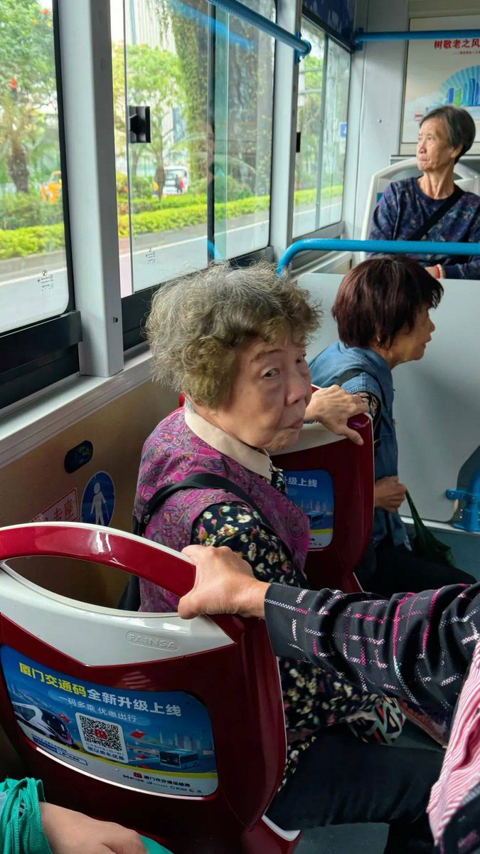 BusterSchumout's tweet photo. Hoy en el autobús, una seora me dio su asiento cuando vi que estaba muy cansado, me sonrió y el cansancio desapareció. La bondad en pequeos gestos hace el mundo mejor. https://t.co/LyoI1K1Jvv