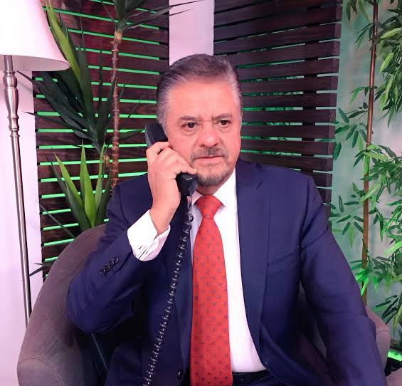 MiguelMezaC's tweet photo. Logramos dar con la identidad del "fiscal de huachicol", cuya ayuda para obtener impunidad fue ofrecida al Rey del Huachicol por @gabyjimenezmx.

Los familiares de Gaby incluso borraron sus redes sociales para intentar ocultar el rastro.

En anteriores publicaciones de los "WhatsApps del Huachicol",  mostramos que, a través de la senadora Olga Sosa, Gaby Jiménez ofreció ayudar a Sergio Carmona, el Rey del Huachicol, a obtener impunidad:

"Dice G que el papá de su cuñado, es el fiscal anti huachicol, que lo que se te ofrezca, lo que sea, que le nos digas. Que sabe que no hay nada, pero que cualquier cosa, por favor le digas".

Tras la publicación, Gaby Jiménez envió una carta de derecho de réplica a @azucenau y negó los hechos. 

Sin embargo, en @narcopoliticos_ logramos probar que, tal como dicen los WhatsApps, la diputada efectivamente está emparentada con el "fiscal de huachicol" en funciones cuando la red de Sergio Carmona financió a Morena. 

Gabriela Jiménez es hermana de Fernanda Jiménez Godoy, pareja de Luis Alberto Valle Rodríguez desde antes de 2021 y casados en 2023. 

Luis Alberto Valle es hijo de Alberto Antonio Valle Gay, encargado de investigar el robo de hidrocarburos en 2021.

En ese momento, Alberto Antonio se desempeñaba como titular de la Unidad Especializada en Investigación de Asalto y Robo de Vehículos (UEIARV) de la Subprocuraduría Especializada en Investigación de Delincuencia Organizada (SEIDO).

Según el Reglamento de la entonces PGR, la UEIARV era la Unidad encargada de "Ejercer las atribuciones [del Ministerio Público] (...) en materia de hidrocarburos".

Actas de nacimiento y matrimonio, así como expedientes judiciales obtenidos por Narcopolíticos, demuestran la relación familiar de Gaby Jiménez con el entonces "fiscal de huachicol".

A partir de las publicaciones de los WhatsApps del Huachicol, la hermana y el cuñado de la diputada Gaby Jiménez borraron sus redes sociales. Sin embargo, Narcopolíticos logró preservar una captura de pantalla de sus perfiles antes de que fueran eliminados.