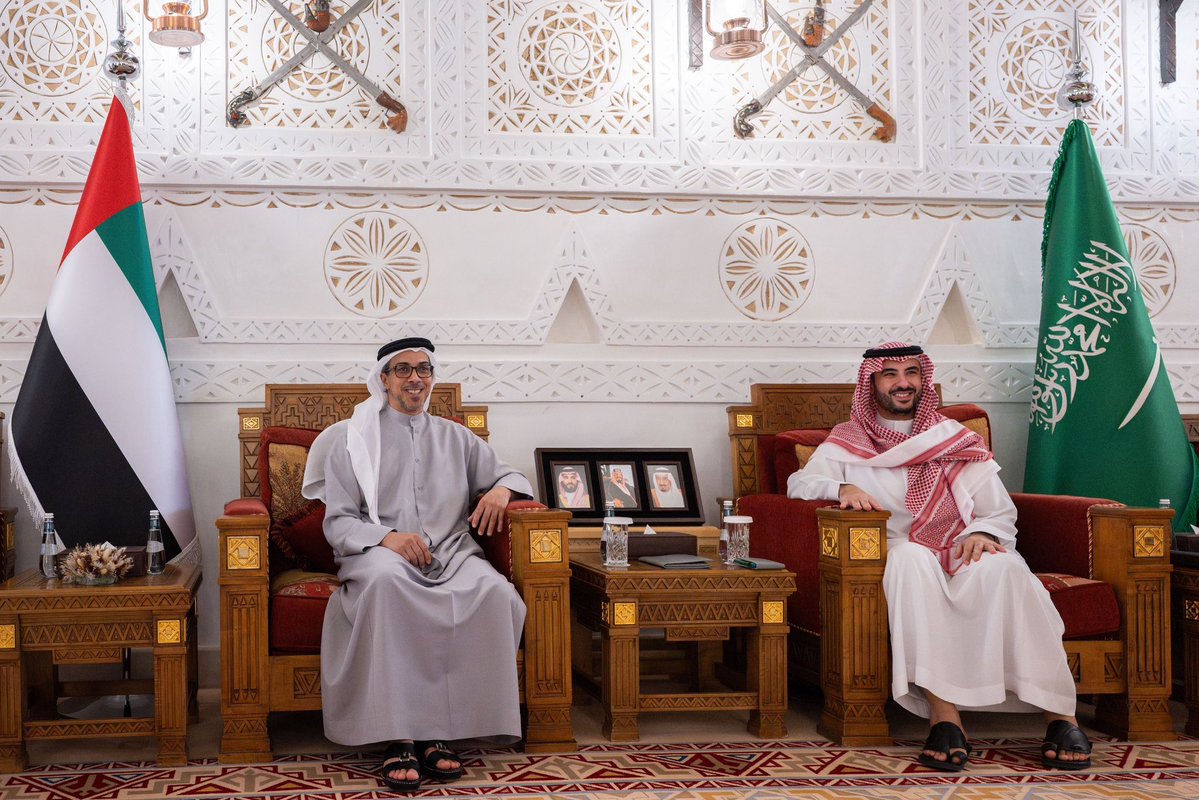 1SMi_'s tweet photo. وزير الدفاع الأمير خالد بن سلمان يستقبل نائب الرئيس الإماراتي الشيخ منصور بن زايد الذي يجري زيارة للرياض ♥️🇦🇪🇸🇦 https://t.co/ppELBQnYzj
