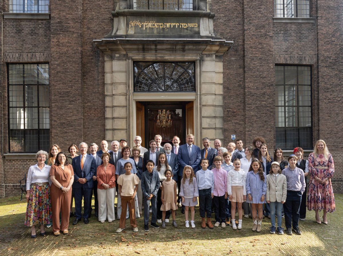 koninklijkhuis's tweet photo. De Koning bezoekt de Liberaal Joodse Gemeente Beth Jehoeda in de 300 jaar oude Portugees-Joodse ‘Snoge’ in Den Haag. Hij spreekt met leden over de ontwikkeling van de gemeente, Joodse tradities en de Joodse identiteit vandaag de dag. 
https://t.co/WZ2IRFzDrE https://t.co/ABKkOieRn7