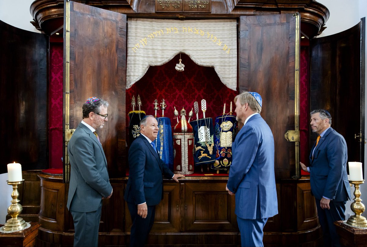 koninklijkhuis's tweet photo. De Koning bezoekt de Liberaal Joodse Gemeente Beth Jehoeda in de 300 jaar oude Portugees-Joodse ‘Snoge’ in Den Haag. Hij spreekt met leden over de ontwikkeling van de gemeente, Joodse tradities en de Joodse identiteit vandaag de dag. 
https://t.co/WZ2IRFzDrE https://t.co/ABKkOieRn7