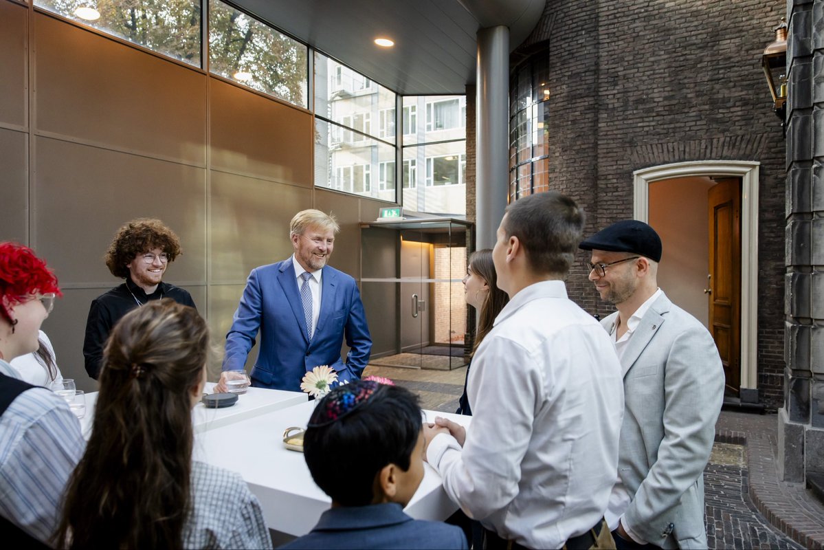 koninklijkhuis's tweet photo. De Koning bezoekt de Liberaal Joodse Gemeente Beth Jehoeda in de 300 jaar oude Portugees-Joodse ‘Snoge’ in Den Haag. Hij spreekt met leden over de ontwikkeling van de gemeente, Joodse tradities en de Joodse identiteit vandaag de dag. 
https://t.co/WZ2IRFzDrE https://t.co/ABKkOieRn7