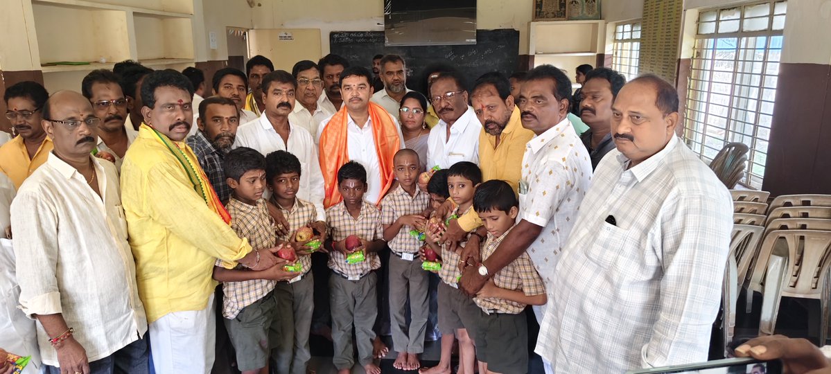apkbpwdc's tweet photo. భీమవరం పట్టణ తెలుగు యువత అధ్యక్షులు గోలగాని రమేష్ పుట్టినరోజు సందర్భంగా బలుసుమూడిలోని శ్రీ వెంకటేశ్వర బదిరుల పాఠశాలలో నిర్వహించిన సేవా కార్యక్రమంలో కృష్ణ బలిజ పూసల వెల్ఫేర్ &amp; డెవలప్‌మెంట్ కార్పొరేషన్ చైర్మన్ డా. గంటా త్రిమూర్తులు పాల్గొన్నారు.ఈ సందర్భంగా ��ాఠశాల విద్యార్థినీ https://t.co/P3CfYPPRPk
