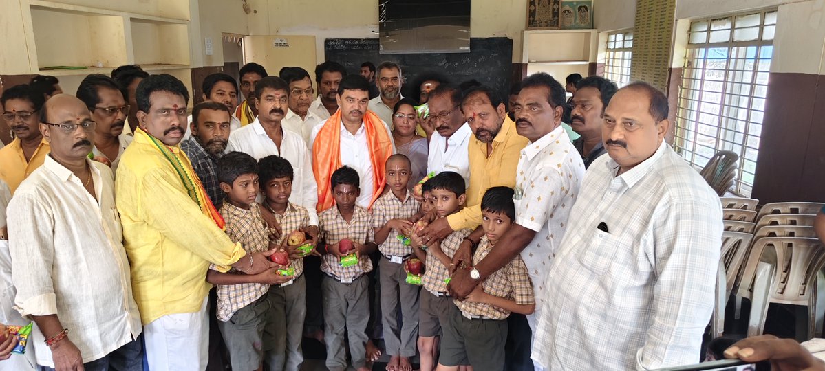 apkbpwdc's tweet photo. భీమవరం పట్టణ తెలుగు యువత అధ్యక్షులు గోలగాని రమేష్ పుట్టినరోజు సందర్భంగా బలుసుమూడిలోని శ్రీ వెంకటేశ్వర బదిరుల పాఠశాలలో నిర్వహించిన సేవా కార్యక్రమంలో కృష్ణ బలిజ పూసల వెల్ఫేర్ &amp; డెవలప్‌మెంట్ కార్పొరేషన్ చైర్మన్ డా. గంటా త్రిమూర్తులు పాల్గొన్నారు.ఈ సందర్భంగా ��ాఠశాల విద్యార్థినీ https://t.co/P3CfYPPRPk