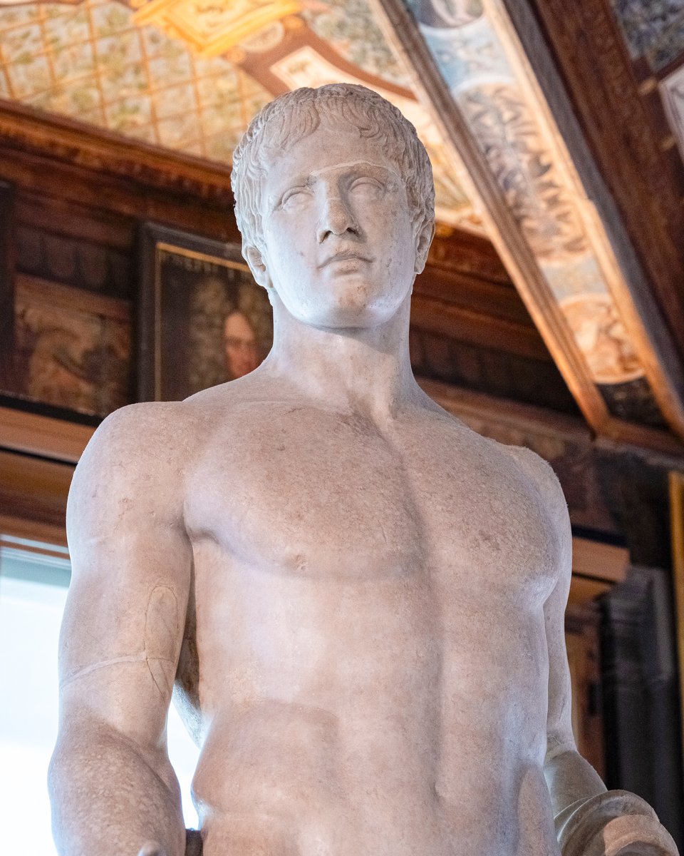 UffiziGalleries's tweet photo. Camminando nel primo corridoio degli #Uffizi si delinea la sagoma di una figura atletica, che rimanda all'idea di forza ed equilibrio. È la copia romana in marmo del famoso #Doriforo che Policleto realizza nel V sec.a.C. per rappresentare le proporzioni ideali del corpo maschile. https://t.co/jXnCMlxOpr
