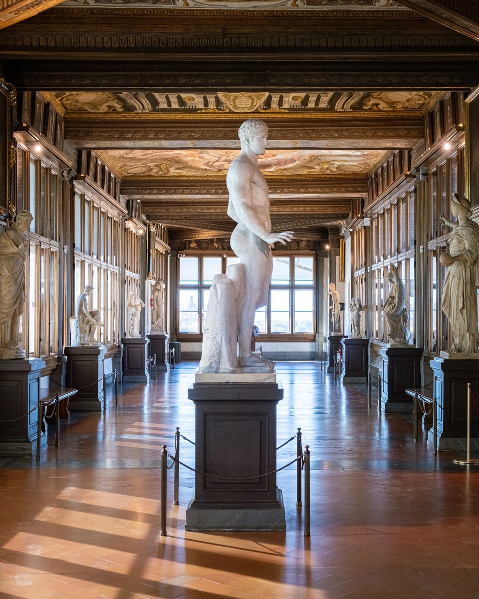 UffiziGalleries's tweet photo. Camminando nel primo corridoio degli #Uffizi si delinea la sagoma di una figura atletica, che rimanda all'idea di forza ed equilibrio. È la copia romana in marmo del famoso #Doriforo che Policleto realizza nel V sec.a.C. per rappresentare le proporzioni ideali del corpo maschile. https://t.co/jXnCMlxOpr