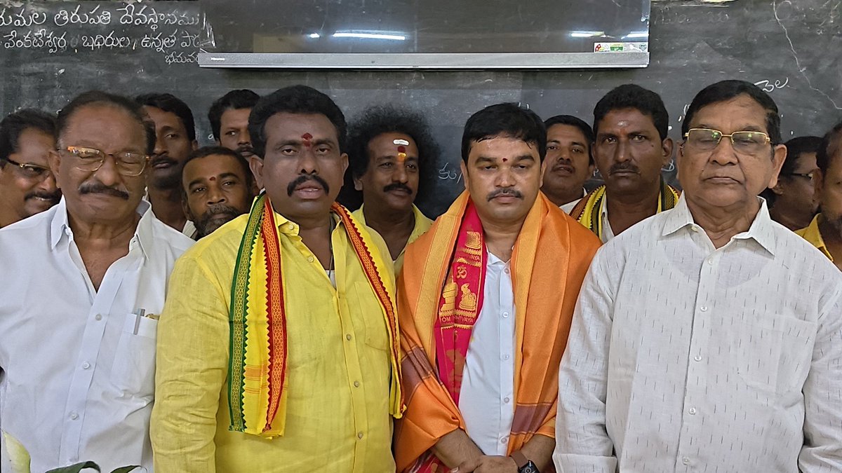 apkbpwdc's tweet photo. భీమవరం పట్టణ తెలుగు యువత అధ్యక్షులు గోలగాని రమేష్ పుట్టినరోజు సందర్భంగా బలుసుమూడిలోని శ్రీ వెంకటేశ్వర బదిరుల పాఠశాలలో నిర్వహించిన సేవా కార్యక్రమంలో కృష్ణ బలిజ పూసల వెల్ఫేర్ &amp; డెవలప్‌మెంట్ కార్పొరేషన్ చైర్మన్ డా. గంటా త్రిమూర్తులు పాల్గొన్నారు.ఈ సందర్భంగా ��ాఠశాల విద్యార్థినీ https://t.co/P3CfYPPRPk
