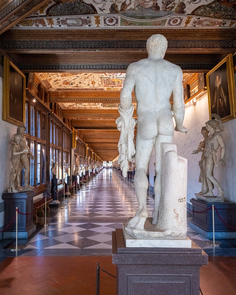 UffiziGalleries's tweet photo. Camminando nel primo corridoio degli #Uffizi si delinea la sagoma di una figura atletica, che rimanda all'idea di forza ed equilibrio. È la copia romana in marmo del famoso #Doriforo che Policleto realizza nel V sec.a.C. per rappresentare le proporzioni ideali del corpo maschile. https://t.co/jXnCMlxOpr