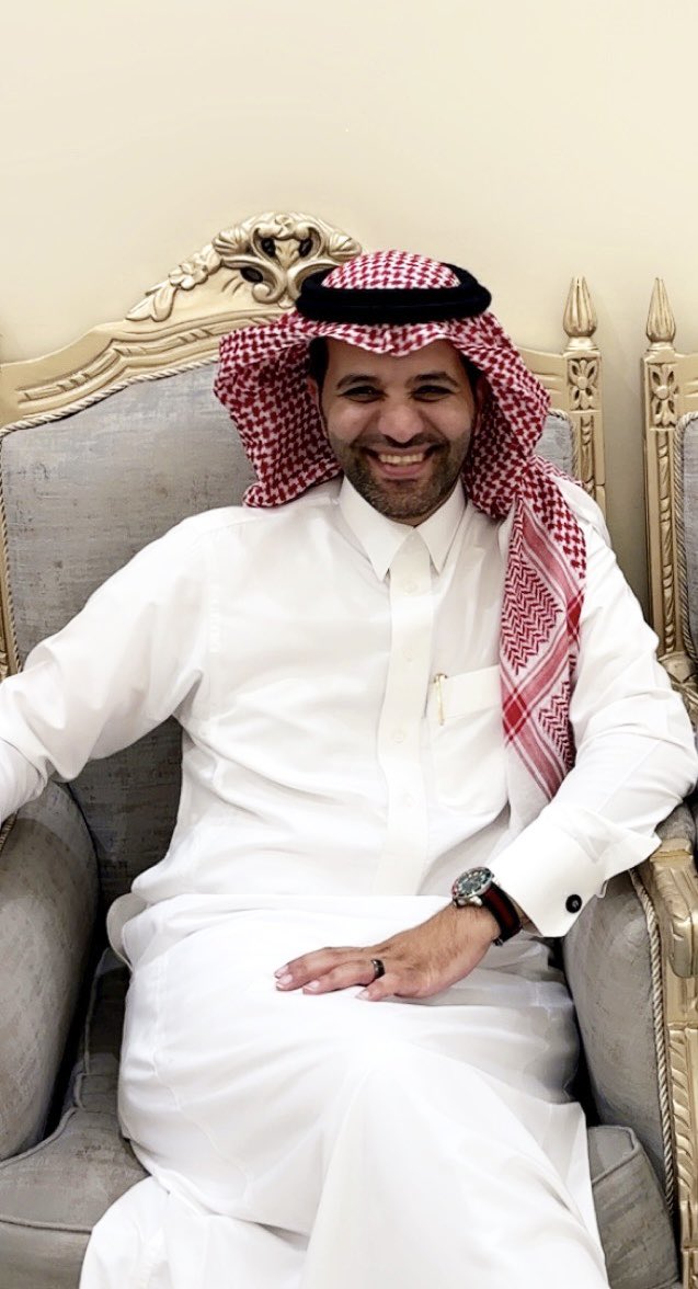 B_Jalalah's tweet photo. 28.09.1986
28.09.2026

وصل عمري ٤٠ سنة ، لمن هم أصغر مني عمراً ، هذه نصائح بعضها قد يغير نظرتك للحياة:

١. لا تجعل قدرتك على التحمّل سببًا لبقائك فيما يؤذيك، بيئة عمل ، علاقة ، مشروع . قد تستطيع تحمّل أشياء كثيرة لكن صدقني أنها لا تستحق يومًا واحدًا من عمرك. بتدرج ومرونة وحكمة انزع ما يؤذيك وعش حياتك كما تستحق. 

٢. لاتصدّق الكلام المثالي حول المال، صحيح أنه ليس كل شيء، لكنه يدخل في تفاصيل كل شيء حياتك : في بيتك، وراحة والديك، ووقت عائلتك، وخياراتك، وحتى قدرتك على قول لا لما لا يناسبك. سيقولون لك أنه لا يصنع السعادة، لكنهم لن يخبروك عن القلق والشعور بالمهانة الذي يصنعها غيابه . تعلم وابذل جهد واستعدّ للتضحية واتقن مهارة تحبها وتتقنها ويحتاجها الآخرون ويدفع لك من أجلها ، حينها ستعمل فيما تحب وتصنع قيمة في حياة الاخرين وتحصل على مال يجعلك تعيش بكرامة وراحة وشعور بالاكتفاء. 

٣. لا تؤجل حياتك والاستمتاع بها حتى تنتهي مشاكلك وتتحقق كل أهدافك،  لأن مشاكلك ستتغير، وستظهر الحاجة لأهداف جديدة ، وما تحقق منها قد ينتج لك مسؤوليات متعبة ، وعمرك هو الذي سينتهي.

٤. لا تجعل النجاة أسلوب حياة، عندما تنتهي المرحلة الصعبة، اسمح لنفسك أن تخرج منها نفسيًا أيضًا، خذ وقتك في التعافي ، سامح نفسك ، واسمح لها بالتحرك ببطء بلا استعجال أو سرعة في العودة . 

٥. لا تصرّ دائمًا على استعادة نسختك القديمة، بعض ما تمر به سيغيرك، الزمن يلصق بنا ما ليس من رغبتنا ، طريقة تفكير ، سلوكيات ، نوعية مشاعر ، اجعل مهمتك ليست الرجوع لما كنت عليه بل بناء حياة جيدة بما أصبحت عليه.

٦. لا تنتظر أن تنهار حتى تعترف بأنك متعب، قدرتك على أداء عملك ومهامك لا تعني بالضرورة أنك بخير. استمع لجسدك قبل أن يضطر إلى الصراخ، التوتر، والإرهاق، وفقدان المتعة ليست دائمًا أشياء ينبغي أن تتغلب عليها وتواصل السير.

٧. انتبه للأيام العادية. ستكتشف متأخرًا أنها كانت أجمل أيام حياتك، لكنك كنت تنتظر الأيام الاستثنائية.

٨. لا تبحث طوال الوقت عما ينقصك وعن الامور التي تعتقد أنها ستكتمل بها حياتك ، بعض الأشياء التي تعتبرها عادية اليوم كانت يومًا من أكبر دعواتك، وكلما اكتمل جزء من حياتك نقص جزء اخر ، العمر يمضي وانت تنتظر الكمال . 

٩. لا تعش حياتك كلها في وضعية الاستعداد للحياة، لا تحول حياتك إلى بروفة.

١٠. القلق السلبي يعطيك شعور الامان الكاذب . 

١١. لا تصل إلى ما تريد وتفقد نفسك في الطريق، صدقني سوف تستطيع تعويض مال، وظيفة، علاقة، بل وحتى بعض الأحلام، لكن لا أحد سيعيد إليك السنوات التي عشتها بعيدًا عن نفسك.

 ١٢. النجاحات العظيمة حتماً سوف تكلفك أكثر مما يراه الناس . سوف يرون الشهادة، التخصص، والمكانة المهنية. لكن صاحب الرحلة وحده يعرف كم ليلة عاشها في خوف وقلق ، وكم ضغط مؤلم اعتصر روحه، وكم باب أغلق في وجهة ، وكم مرة أيقن أن الطريق نحو ما يريد مغلق، وكم مرة أكمل طريقه وهو مستنزف.

١٣. في العشرينات والثلاثينات قد تقيس نجاحك بما أضفته إلى سيرتك الذاتية. وفي الأربعين تبدأ تفهم قيمة أن تستيقظ وقلبك هادئ، وأن تنام دون معركة داخل رأسك، وأن تجلس مع أهلك وأنت حاضر فعلًا. 

١٤. أكثر الأشياء قيمة في حياتك لن تستطيع كتابتها في سيرتك الذاتية ، ولن يراها معظم الناس ، أن تكون ابناً باراً، وأباً حنوناً، وزوجاً وفياً، وصديقاً معطاءً، واخاً سنداً ، النجاح ليس ما يراه الآخرون بالضرورة. 

١٥. لا تاخذ قيمتك وتقديرك لنفسك من غيرك. 

١٦. رئيسك في العمل لن يكون كذلك طيلة الزمن . 

١٧. العقل الذي أنقذك في مرحلة قد يتعبك في مرحلة أخرى ، ساعدك على التخطيط والانجاز ولكنه ايضا بنى لك سيناريوهات مخيفة عكر بها حياتك . 

١٨. لا تضيع وقتك في اثبات نفسك ، نجاحاتك ستتولى ذلك . 

١٩. ليس كل شيء خسرته كان فعلاً خسارة.

٢٠. بعض الأشياء لن تعرف مقدار استنزافها لك إلا عندما تتوقف عن الاهتمام بها . 

٢١. سوف تكتشف متأخراً أن كثيراً من آلامك النفسية كانت بسبب المشكلات والصراعات والكوارث والمصائب التي لم تحدث سوى في عقلك وخيالك وكثرة تفكيرك! 

٢٢. تجنب أداء مهامك الهامة وتسويفك لها سوف يخنقك ويكدر حياتك ويدخلك في دوامة مشكلات تتعبك، وسينتهي بك المطاف متألماً من شعور تأنيب الضمير. 

٢٣. لا تقارن منتصف قصتك بتمام وكمال حياة شخص آخر. أنت لا تعرف الثمن الذي دفعه، ولم تر ما خلف الحكاية ، ولا تر ما ينقصه مما هو لديك .

٢٤. لا تشعر بالذنب لأنك تستمتع. السفر، القهوة، الضحك، جلسة الأصدقاء، المشي، هواية تحبها، أو يوم بلا إنجاز، ليست وقتًا ضائعًا بين فترات العمل. الحياة ليست مشكلة مطلوبًا منك حلها بالكامل وعاجلاً ، توقف عن الركض. 

٢٥. ليس كل ما صبرت عليه كان يجب أن تصبر عليه !