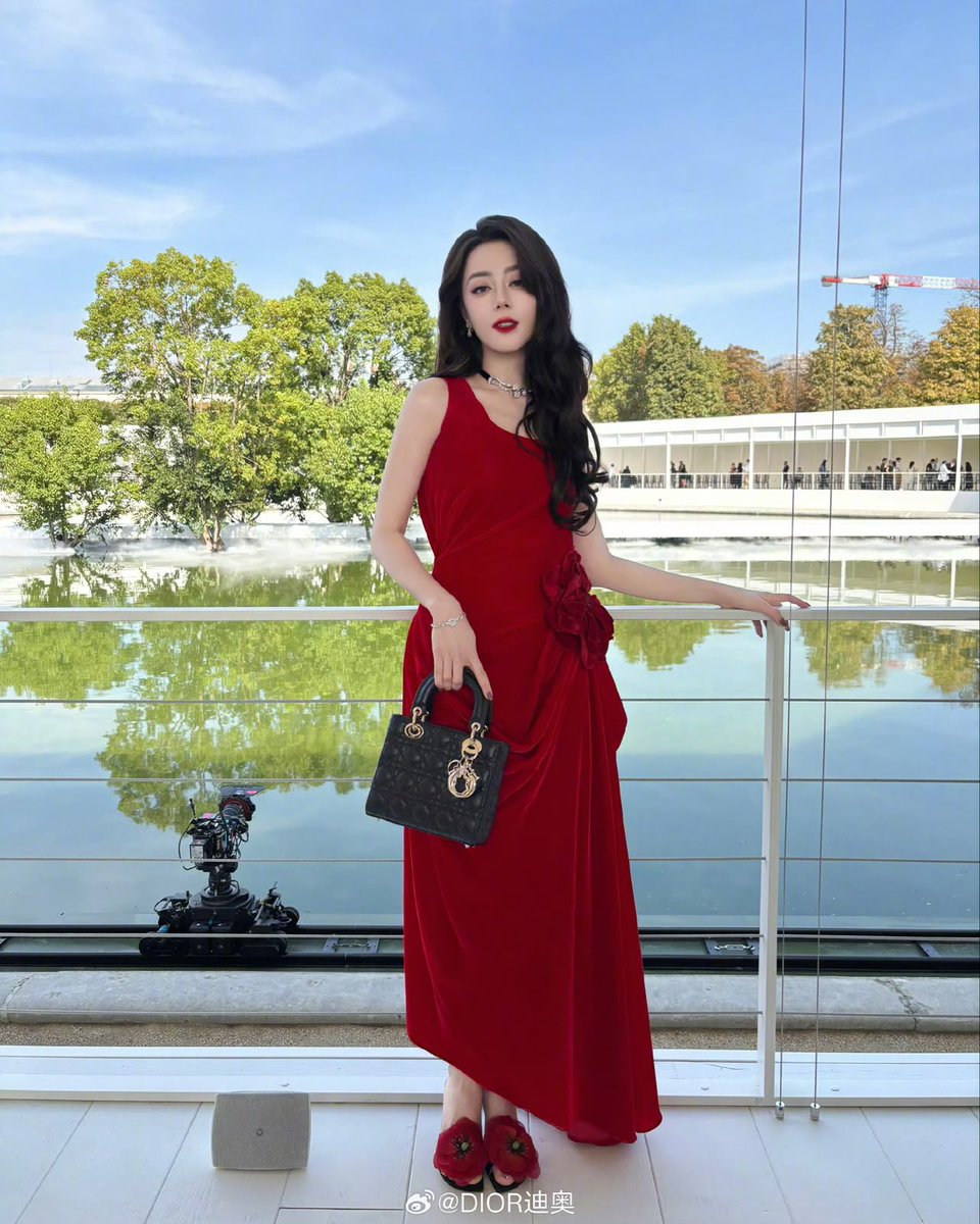 TheePopCore's tweet photo. Dilraba Dilmurat dazzles with her divine beauty at the Dior show. https://t.co/04Huw9oxwO