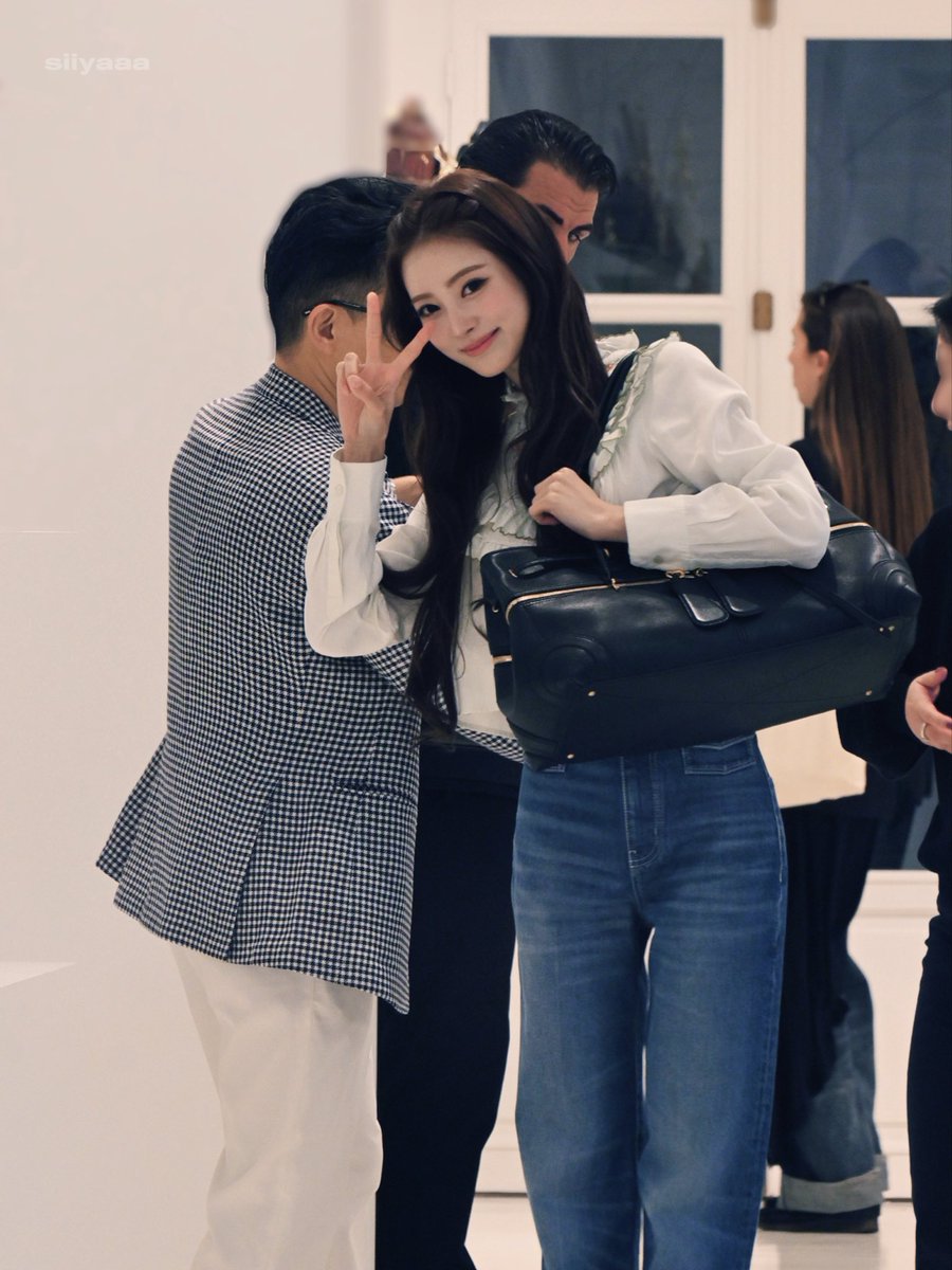 Siiyaaa1117's tweet photo. 260929 Paris

#MEOVV #미야오 #ANNA #안나 https://t.co/UbrauF28Al