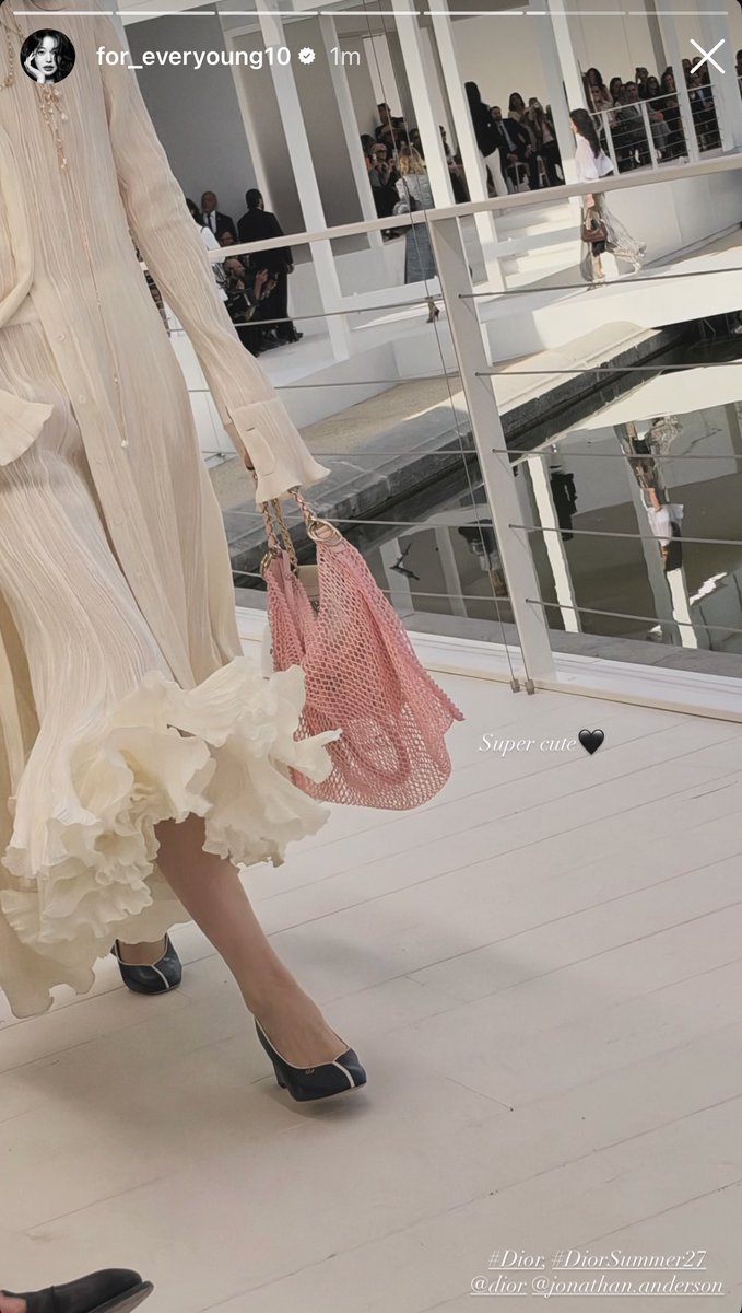 wonyoungdollz's tweet photo. Wonyoung is definitely a fashion lover, she always enjoys it so much https://t.co/3Ka2D3j7dn
