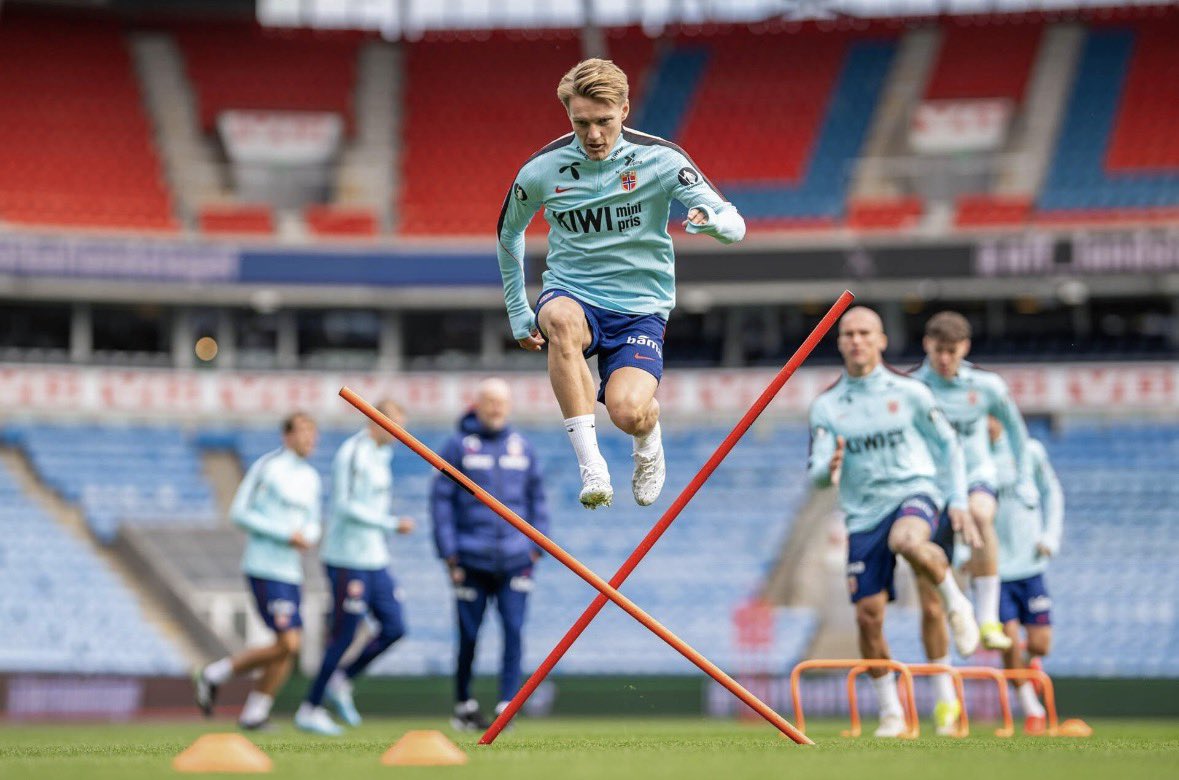 midfieldaxis's tweet photo. i miss martin ødegaard and his sleeves. https://t.co/83g8u13fqL