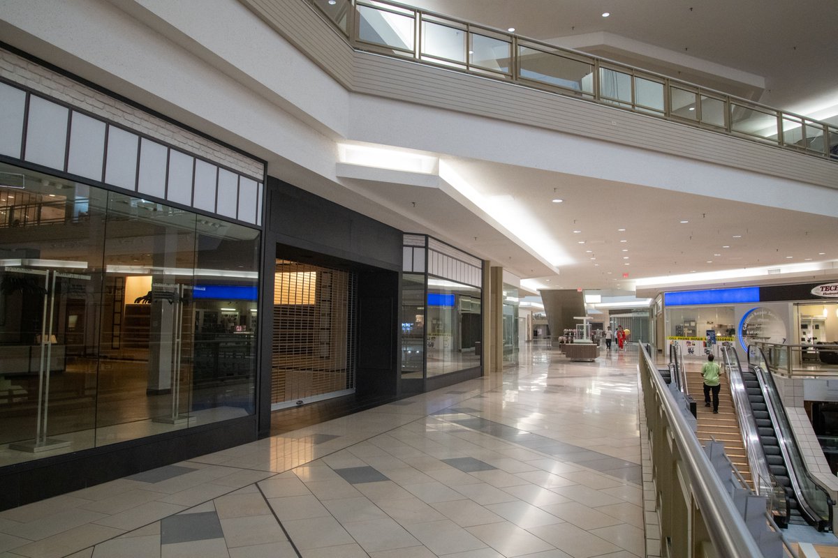 InvestWithRelli's tweet photo. Retailers are opening stores faster than they can build them, and construction costs are why.

Highlights:
-Net store openings hit +127 this year, reversing last year's -1,954
-Retail vacancy sits at just 4.4%, while construction volume is ~40% below 2016 levels
-Q2 completions hit a record-low 5.2M SF
-Retail rents are up 19% since Q2 2020, but construction costs are up 30-60%

Landlords hold the cards: with little new supply coming, is this the tightest retail market in a decade?

#CRE #Retail #RealEstate