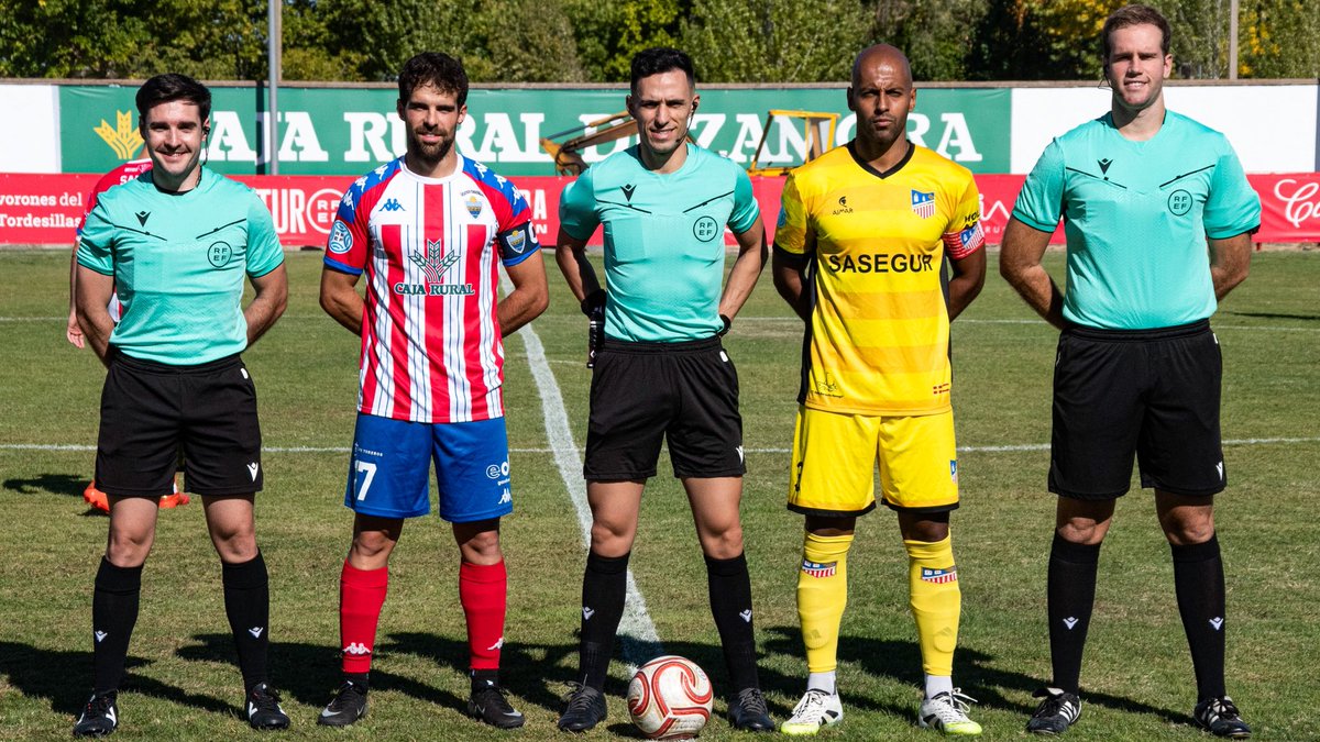 ARBNavalmoral's tweet photo. CDA Tordesillas VS CDA Navalcarnero, 2ª División RFEF
Árbitro: Jayro Muñoz García
Asistente 1: Manuel Campos de Castro-Freire
Asistente 2: Ricardo Pérez Antequera https://t.co/k2ja1lYJt4