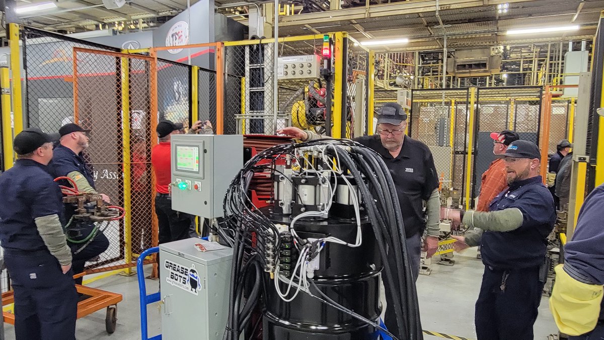 SkinnyfatTony's tweet photo. Some GreaseBot PM Service training at Nissan TN. #fanucrobotics https://t.co/H7sYB7Pcx4