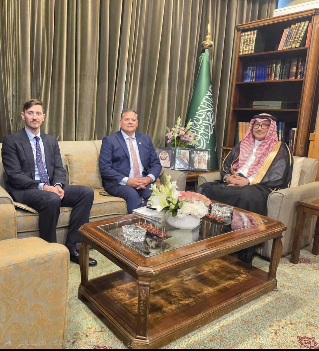 ksaembsy's tweet photo. استقبل سعادة سفير خادم الحرمين الشريفين لدى الجمهورية العربية السورية غازي بن رافع العنزي بمكتبه سعادة المبعوث الخاص البريطاني لدى سوريا السيد/ باري بيتش، وجرى خلال اللقاء مناقشة سبل تعزيز التعاون في المواضيع ذات الاهتمام المشترك. https://t.co/DVGR05dq42