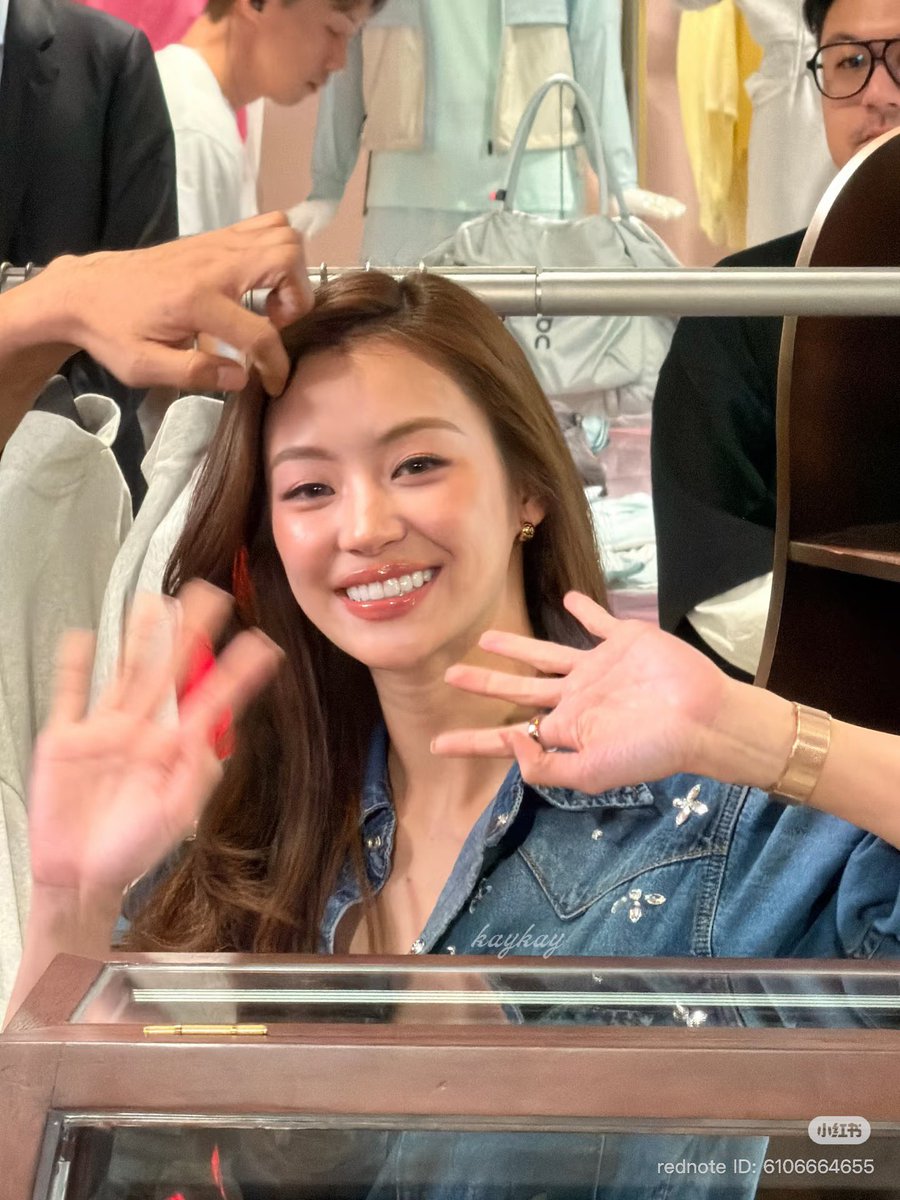 JaneMiller__'s tweet photo. Làm sao để mình có thể bắt em Gấu này về nhà vậy?

MIU NATSHA AT AMR POP-UP HK #AMRDeSaisonXMiu https://t.co/ZBsbOw40CM