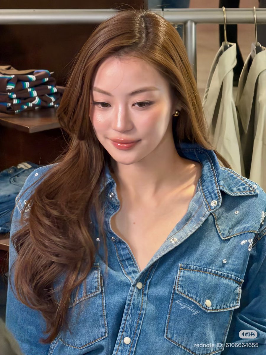 JaneMiller__'s tweet photo. Làm sao để mình có thể bắt em Gấu này về nhà vậy?

MIU NATSHA AT AMR POP-UP HK #AMRDeSaisonXMiu https://t.co/ZBsbOw40CM