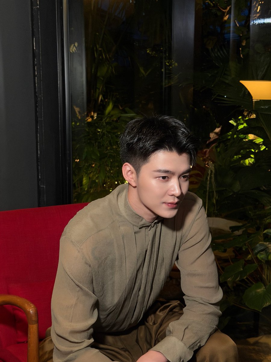 Apichaya255216's tweet photo. หล่อเเบบผ่อนหมดชาติหน้า หล่อเผื่อคนทั้งโลกสุดๆ
MEEN WITH VALENTINO
#ValentinoInterferenze
#meennicha8 https://t.co/0cgR0Lw9oM