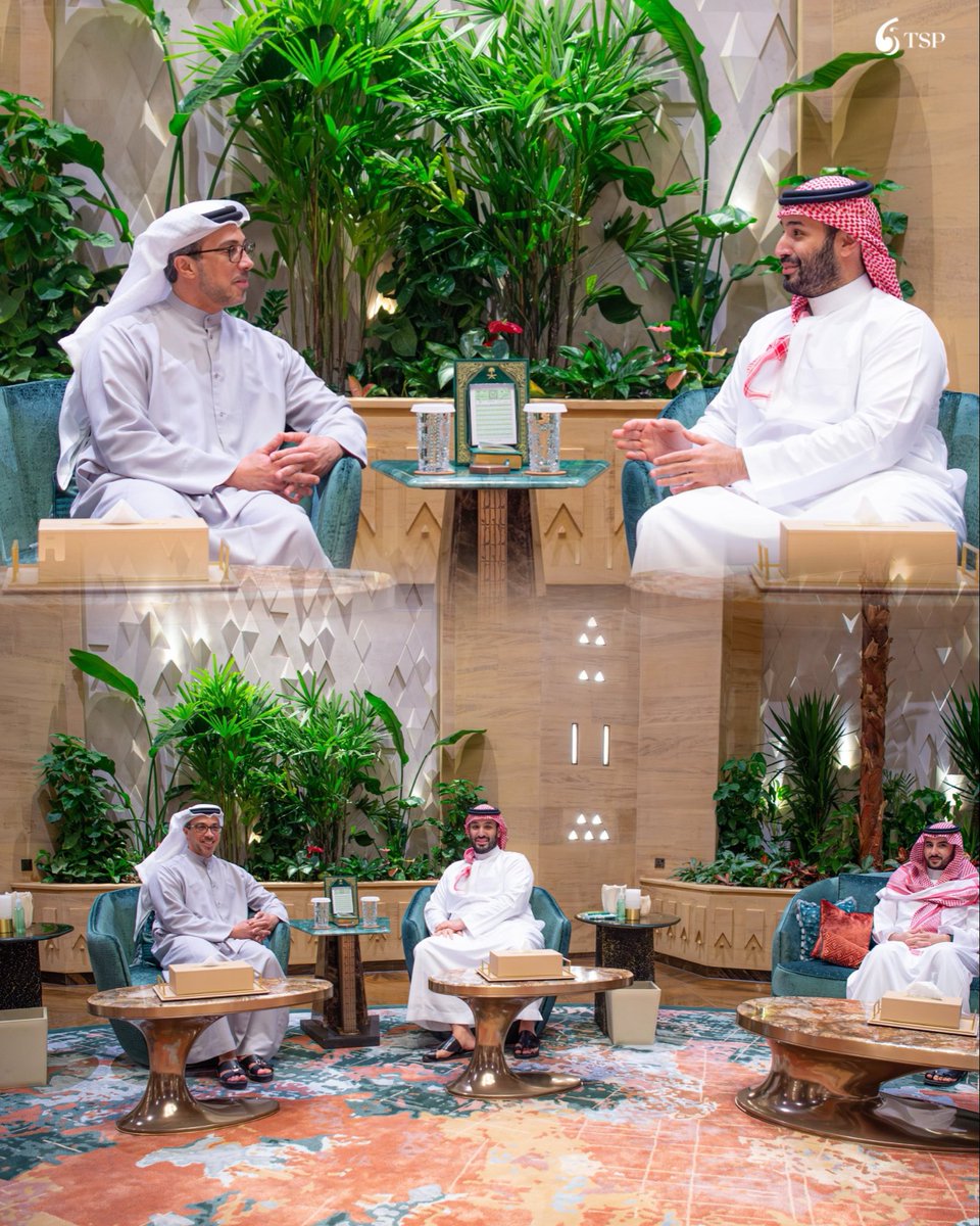 TheSaudi_post's tweet photo. التقى ولي العهد السعودي الأمير محمد بن سلمان، في الرياض، نائب رئيس الإمارات الشيخ "منصور بن زايد"، الذي نقل تحيات رئيس دولة الإمارات الشيخ محمد بن زايد، فيما حمّله ولي العهد تحياته، وجرى خلال اللقاء استعراض العلاقات بين البلدين وتطورات الأوضاع في المنطقة، بحضور وزير الدفاع السعودي الأمير "خالد بن سلمان"