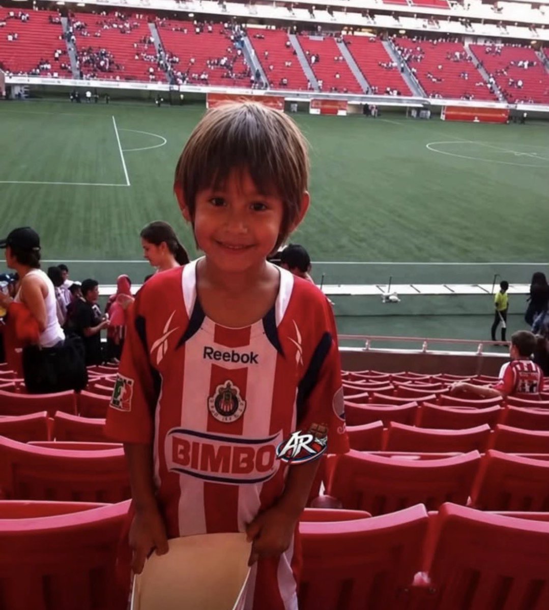 Mons_lv's tweet photo. @BackToTheRetro2 No es, ni fue americanista. Y Santi no quiere a su papá, si en algún momento quiso acercarse a él, el América quizá fue el lazo, pero después recapacitó y se dio cuenta que a su papá no le debía nada y al América menos. 🫣 https://t.co/8RhTEqoNY1