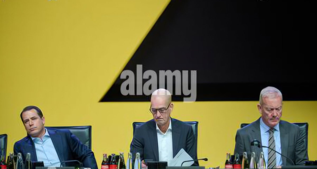 BVBdaMassa09's tweet photo. 📰OFICIAL: Borussia Dortmund renovou os contratos do CEO Carsten Cramer, até 2031, do CEO Esportivo Lars Ricken, até 2030, e do CFO Thomas Treɓ, até 2028(no qual pretende deixar o clube ao final do vínculo). Além disso, Cramer deixou o cargo de porta-voz do conselho e(+)

📸Alamy https://t.co/MypfAkHRqv