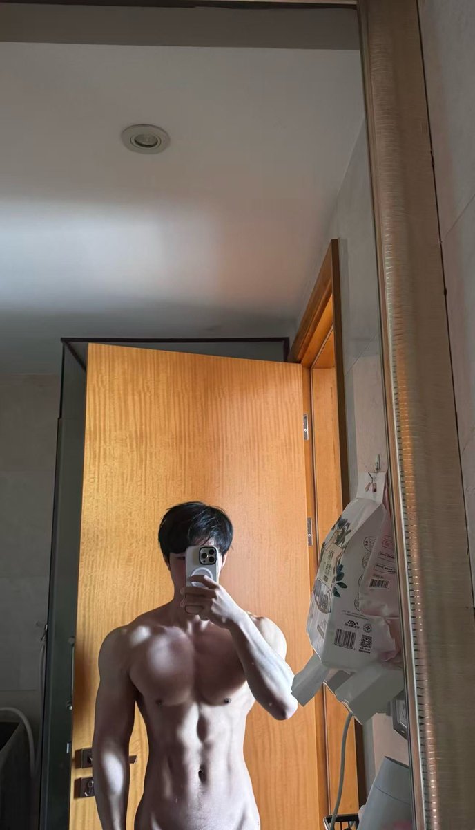 collapseiii's tweet photo. 我好想找个女人结婚，天天伺候她，给她洗衣做饭按摩，舔她的脚，当她的脚凳和性奴。她就天天使唤我，把我当奴隶使用，一言不合就家暴我。我不敢想这样的生活有多幸福。 https://t.co/Jf5yiKYPRb