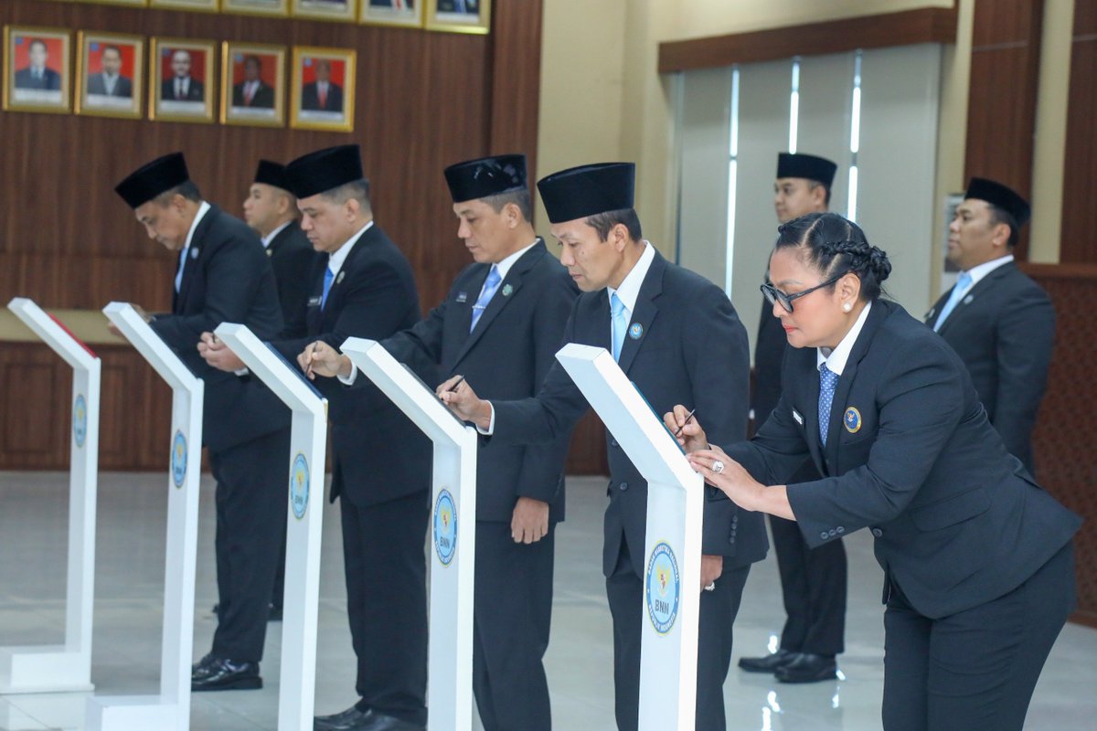 INFOBNN's tweet photo. BNN LANTIK 10 PEJABAT, PERKUAT PELAKSANAAN P4GN

Badan Narkotika Nasional (BNN) melaksanakan Upacara Pelantikan dan Pengambilan Sumpah/Janji Jabatan Administrasi, Penyidik Madya, dan Penyidik Muda di lingkungan BNN. Kegiatan berlangsung di Ruang Moh. Hatta, Gedung BNN. https://t.co/enWuwHYaSY