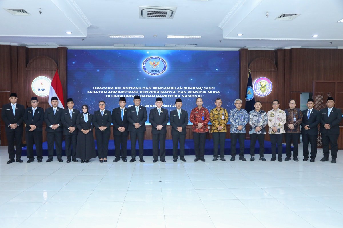 INFOBNN's tweet photo. BNN LANTIK 10 PEJABAT, PERKUAT PELAKSANAAN P4GN

Badan Narkotika Nasional (BNN) melaksanakan Upacara Pelantikan dan Pengambilan Sumpah/Janji Jabatan Administrasi, Penyidik Madya, dan Penyidik Muda di lingkungan BNN. Kegiatan berlangsung di Ruang Moh. Hatta, Gedung BNN. https://t.co/enWuwHYaSY