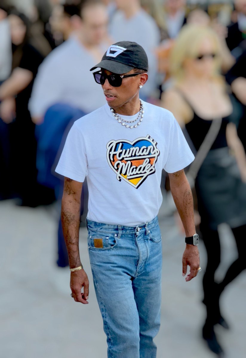 klanci_twt's tweet photo. Pharrell Williams at the Dior runway show for the Paris Fashion Week pfw #pharrellwilliams #DiorSS27 #DiorSummer27 #pfw #parisfashionweek https://t.co/D6RxiyK6gw