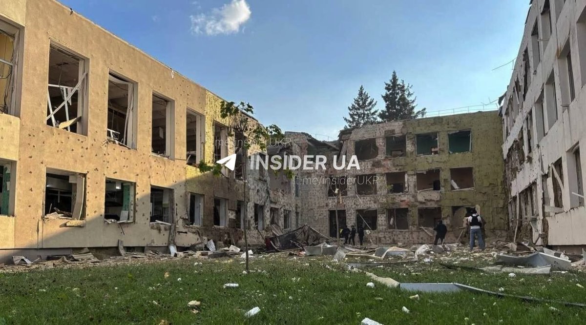 visegrad24's tweet photo. BREAKING:

Russian forces dropped a multi-ton guided bomb on a school in Sumy while children were in class.

Dead and wounded have been reported. 

Video filmed by one of the students captured the moment of the blast as she ran to a shelter. https://t.co/F4YEEefYPN
