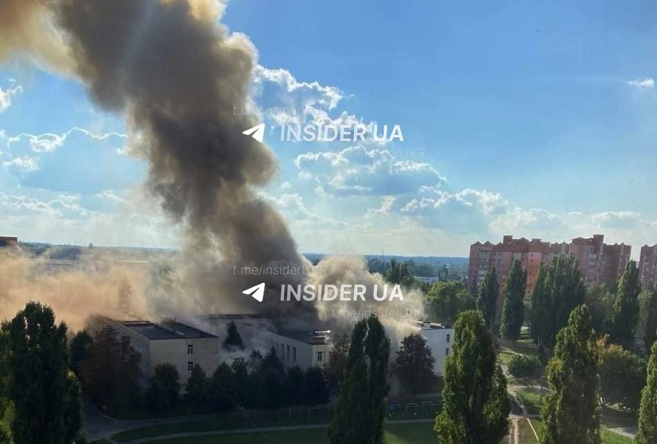 visegrad24's tweet photo. BREAKING:

Russian forces dropped a multi-ton guided bomb on a school in Sumy while children were in class.

Dead and wounded have been reported. 

Video filmed by one of the students captured the moment of the blast as she ran to a shelter. https://t.co/F4YEEefYPN