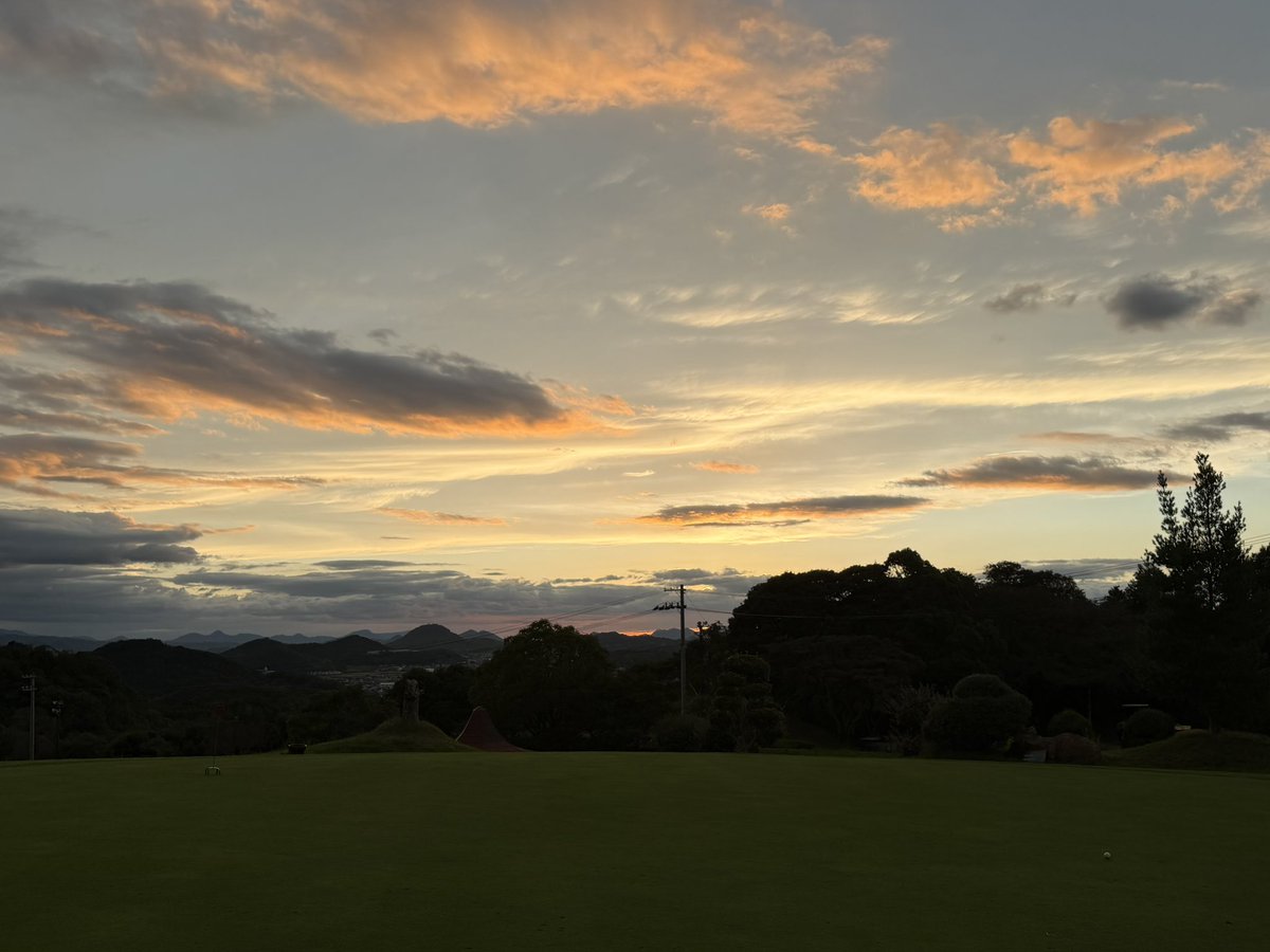 hiro_thoyou3864's tweet photo. 今月もありがとうございました！
雨が多くて写真があまり撮れなかった9月でしたが夕空とひまわりに出会えました🌻
また10月もよろしくお願いします✨
#9月を写真4枚で振り返る https://t.co/P4Nb1O5VT5