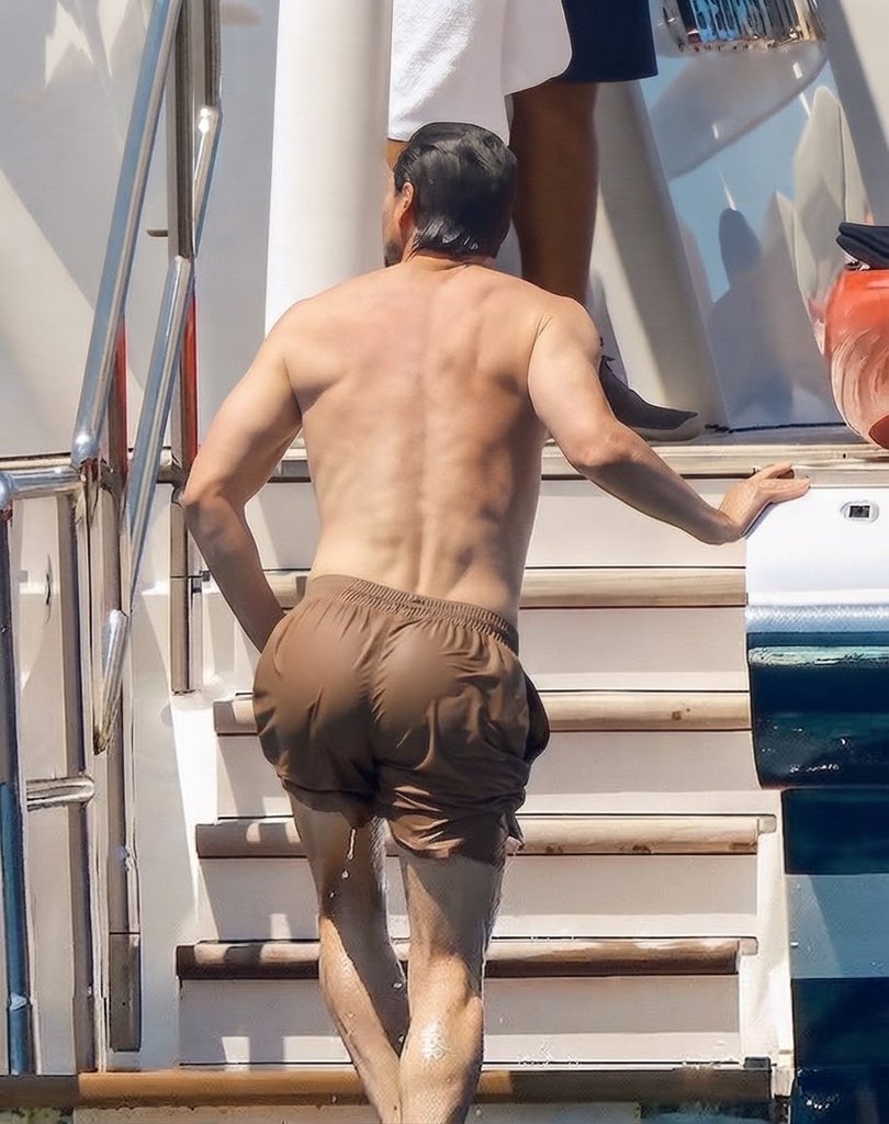 HoteDudes's tweet photo. Pedro Pascal Goes Shirtless on Yacht. https://t.co/Su17Ls6Yax