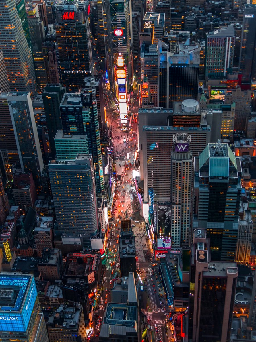 SeascapeNature's tweet photo. Times Square New York 🇺🇸 https://t.co/pS9hyOxLsA