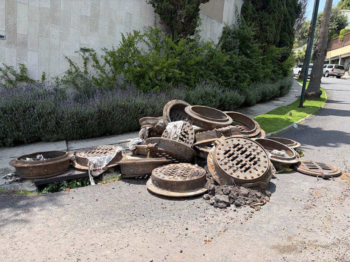 Robertocano64's tweet photo. @MHcesac @mauriciotabe Bosque de Abedules es Bosque de Perales 11700 MH. Tapas de drenaje abandonadas. 3 demás ahí x pavimevtar. https://t.co/ub7Lp8qWzH