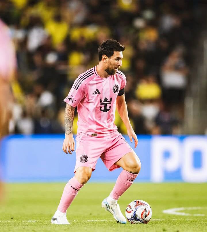 lilololis25y's tweet photo. Leo, ¿cómo puedes decir que es el final después de hacer esto? 😭🇦🇷🐐
Todavía tienes magia, todavía puedes darle mucho a Argentina.
No queremos una despedida… queremos más momentos contigo. ❤️🩹
Si tú también quieres verlo continuar, comparte.
#LeoStayArgentina #NoTeVayasLio 🇦🇷❤️ https://t.co/lXQ7glJGKT