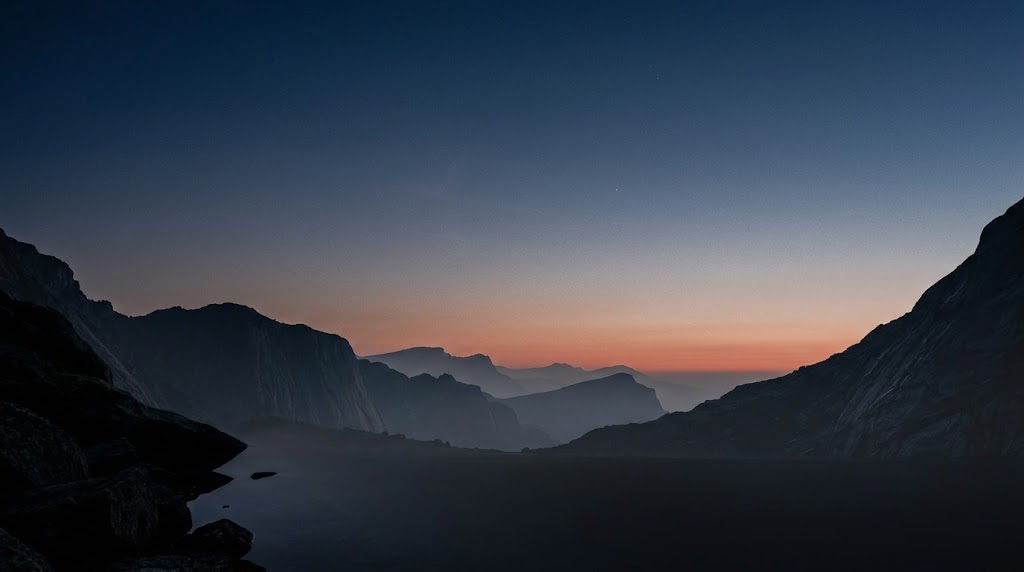 aboutghannelius's tweet photo. Watching the final gradient of daylight fade behind consecutive mountain layers. The simplest natural views are often the most grounding. https://t.co/x3AfabJ9Bs