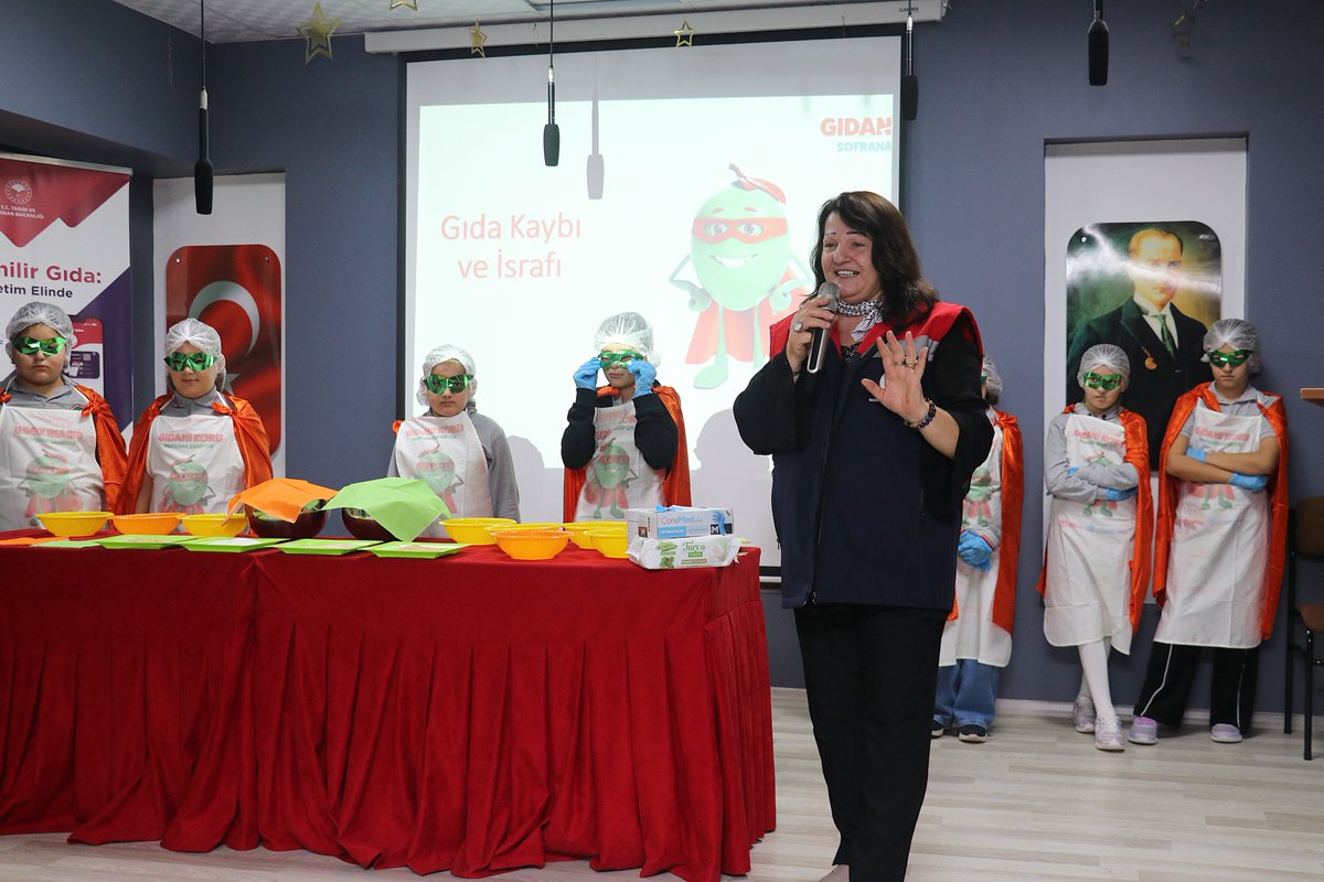 SamsunTRM's tweet photo. 29 Eylül Uluslararası Gıda Kaybı ve İsrafı Farkındalık Günü kapsamında Samsun’da öğrencilere yönelik farkındalık etkinliği düzenlendi.Atakum Hüseyin Avni Asal İlkokulu’nda gerçekleştirilen etkinlikte çocuklara gıda israfının önlenmesi ve değerlendirilmesi konusunda eğitim verildi https://t.co/OS7cLalVwX