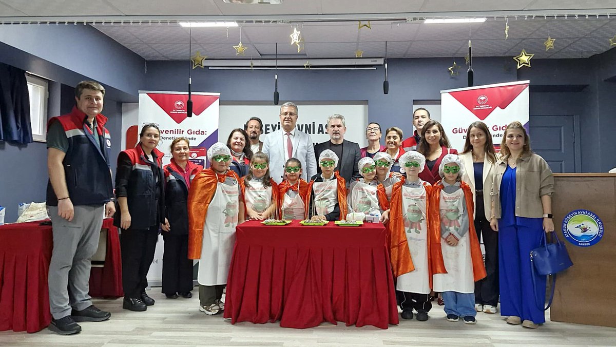SamsunTRM's tweet photo. 29 Eylül Uluslararası Gıda Kaybı ve İsrafı Farkındalık Günü kapsamında Samsun’da öğrencilere yönelik farkındalık etkinliği düzenlendi.Atakum Hüseyin Avni Asal İlkokulu’nda gerçekleştirilen etkinlikte çocuklara gıda israfının önlenmesi ve değerlendirilmesi konusunda eğitim verildi https://t.co/OS7cLalVwX
