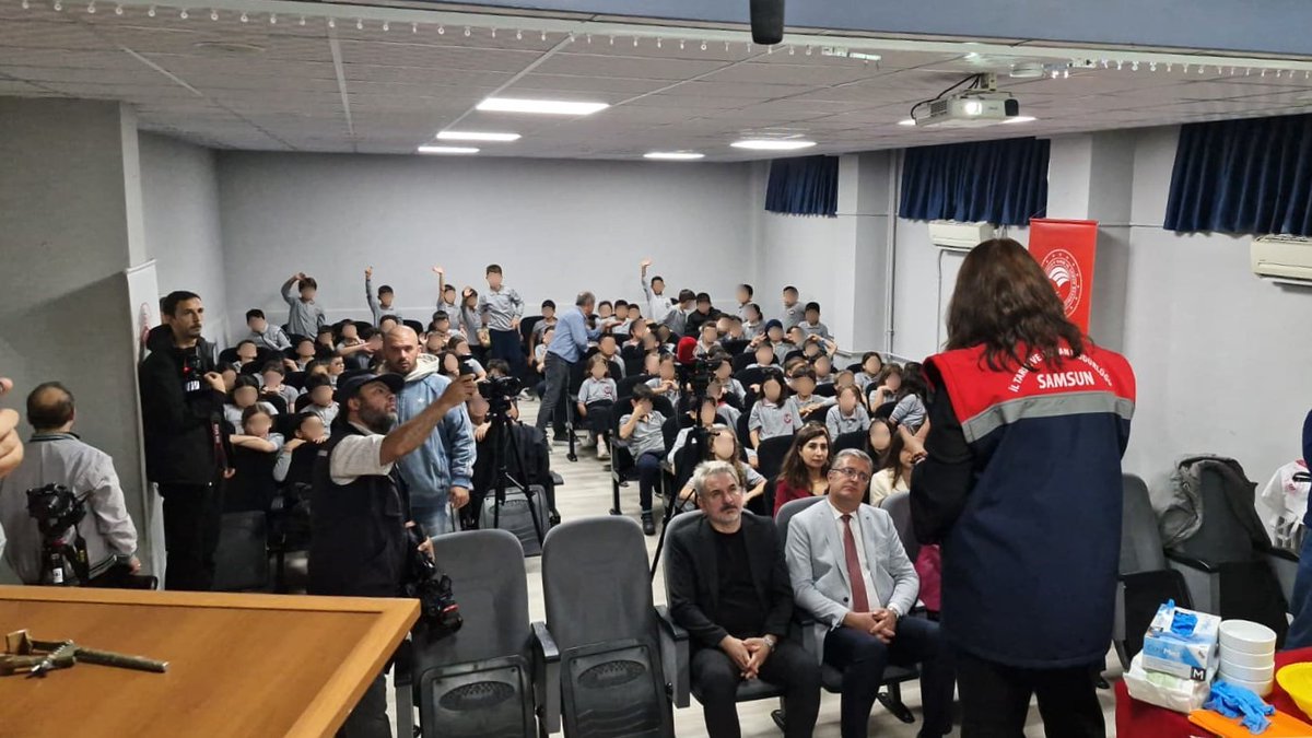SamsunTRM's tweet photo. 29 Eylül Uluslararası Gıda Kaybı ve İsrafı Farkındalık Günü kapsamında Samsun’da öğrencilere yönelik farkındalık etkinliği düzenlendi.Atakum Hüseyin Avni Asal İlkokulu’nda gerçekleştirilen etkinlikte çocuklara gıda israfının önlenmesi ve değerlendirilmesi konusunda eğitim verildi https://t.co/OS7cLalVwX