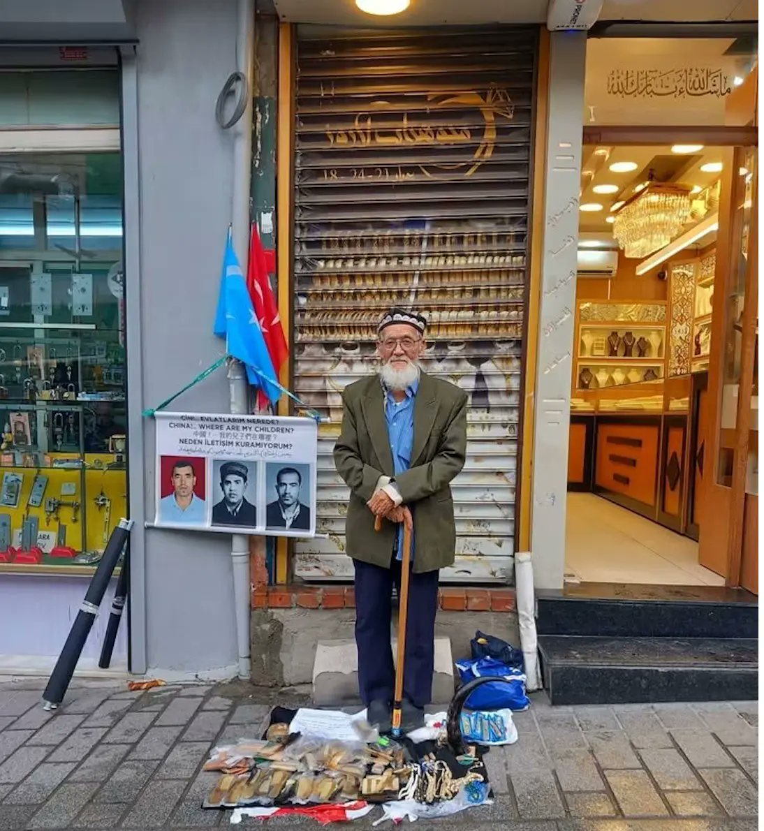 Uyghur_Report's tweet photo. Önünde ekmeği, arkasında Doğu Türkistan…

85 yaşındaki Hacı Mahmut Tohti Emin, İstanbul sokaklarında tespih ve hac malzemeleri satarak geçimini sağlıyor. Aynı zamanda Doğu Türkistan için sesini duyurmaya devam ediyor. https://t.co/XFXJzal1Vs