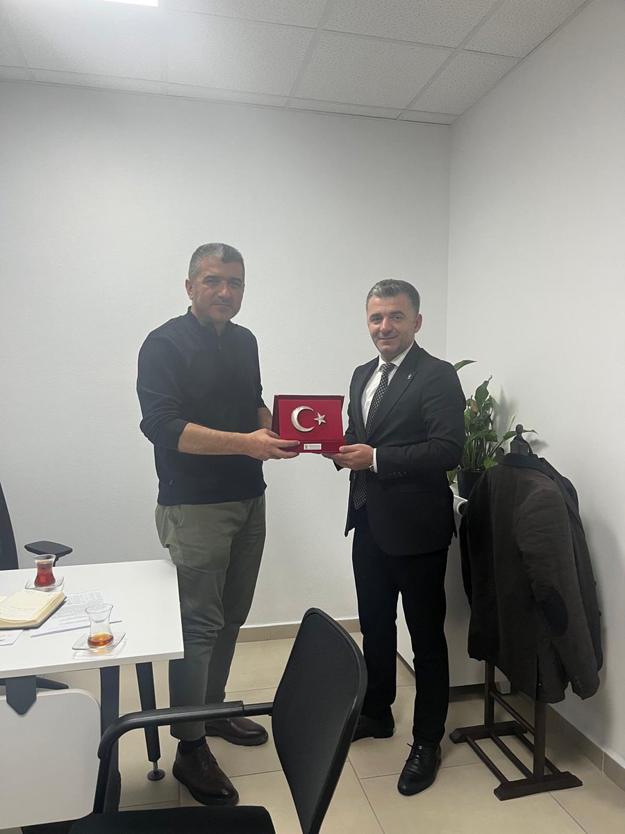 samet__caglayan's tweet photo. 📍 SEDAŞ Erenler Bölge Müdürlüğü’ndeyiz

Bölge Müdürü Sayın Gürcan Seymen’i; İlçe Kadın Kolları Başkanımız Hatice Genç ve ilçe yöneticilerimiz Sami Memiş ile Recep Doğan’la birlikte ziyaret ettik.

Nazik ev sahipliği ve samimi sohbeti için kendilerine teşekkür ediyor, çalışmalarında kolaylıklar diliyoruz.