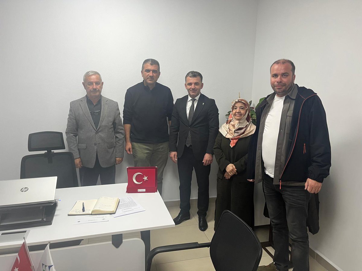 samet__caglayan's tweet photo. 📍 SEDAŞ Erenler Bölge Müdürlüğü’ndeyiz

Bölge Müdürü Sayın Gürcan Seymen’i; İlçe Kadın Kolları Başkanımız Hatice Genç ve ilçe yöneticilerimiz Sami Memiş ile Recep Doğan’la birlikte ziyaret ettik.

Nazik ev sahipliği ve samimi sohbeti için kendilerine teşekkür ediyor, çalışmalarında kolaylıklar diliyoruz.