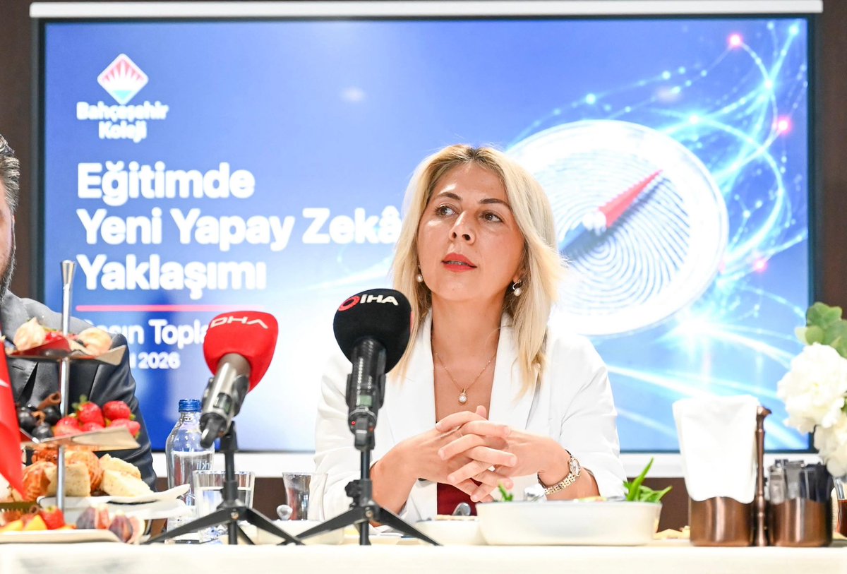 bahcesehir_k12's tweet photo. Genel Müdürümüz Dr. Özlem Koç, “Eğitimde Yeni Yapay Zekâ Yaklaşımı” başlıklı basın toplantımızda yeni yaklaşımımızı şu sözlerle anlattı:

“Okul öncesi ve ilkokul döneminde öğrencilerimizin okul ortamında üretken yapay zekâyı doğrudan kullanmasını yasaklıyoruz. Çünkü çocukların önce kendi sorularını sormaya, dikkatlerini geliştirmeye, neden-sonuç ilişkisi kurmaya ve bir problemi kendi akıl yürütmeleriyle çözmeye ihtiyaçları var. Bu temel güçlendikten sonra ortaokulda öğretmen rehberliğinde eleştirel ve etik yapay zekâ okuryazarlığını, lisede ise yapay zekâyı araştırma ve üretimi destekleyen bir araç olarak kullanmayı öğreteceğiz. Amacımız, öğrencilerimizi yapay zekânın hayatın parçası olduğu bir geleceğe hazırlamak.”

#BahçeşehirKoleji