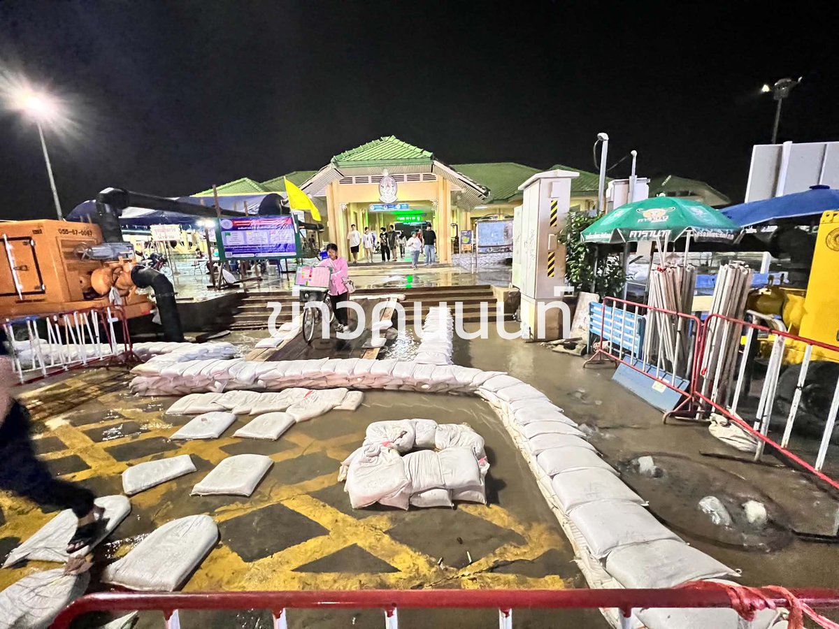 konnontnews's tweet photo. 💦 #สถานการณ์น้ำ  #ท่าน้ำนนทบุรี‼️

📍ซึ่งเป็นช่วงเวลาน้ำขึ้น และภาวะน้ำทะเลหนุน และมีการปรับระบายน้ำเจ้าพระยา  20:40 น. 

🚔 #เทศบาลนครนนทบุรี มีการวางแนวกระสอบทรายกั้นน้ำ และติดตั้งเครื่องสูบน้ำ เร่งระบายน้ มีจนท.คอยสแตนด์บาย ￼

#ข่าวคนนนท์ 
#เพจข่าวคนนนท์ #นนทบุรี #น้ำท่วม https://t.co/6G1LBVeYpg