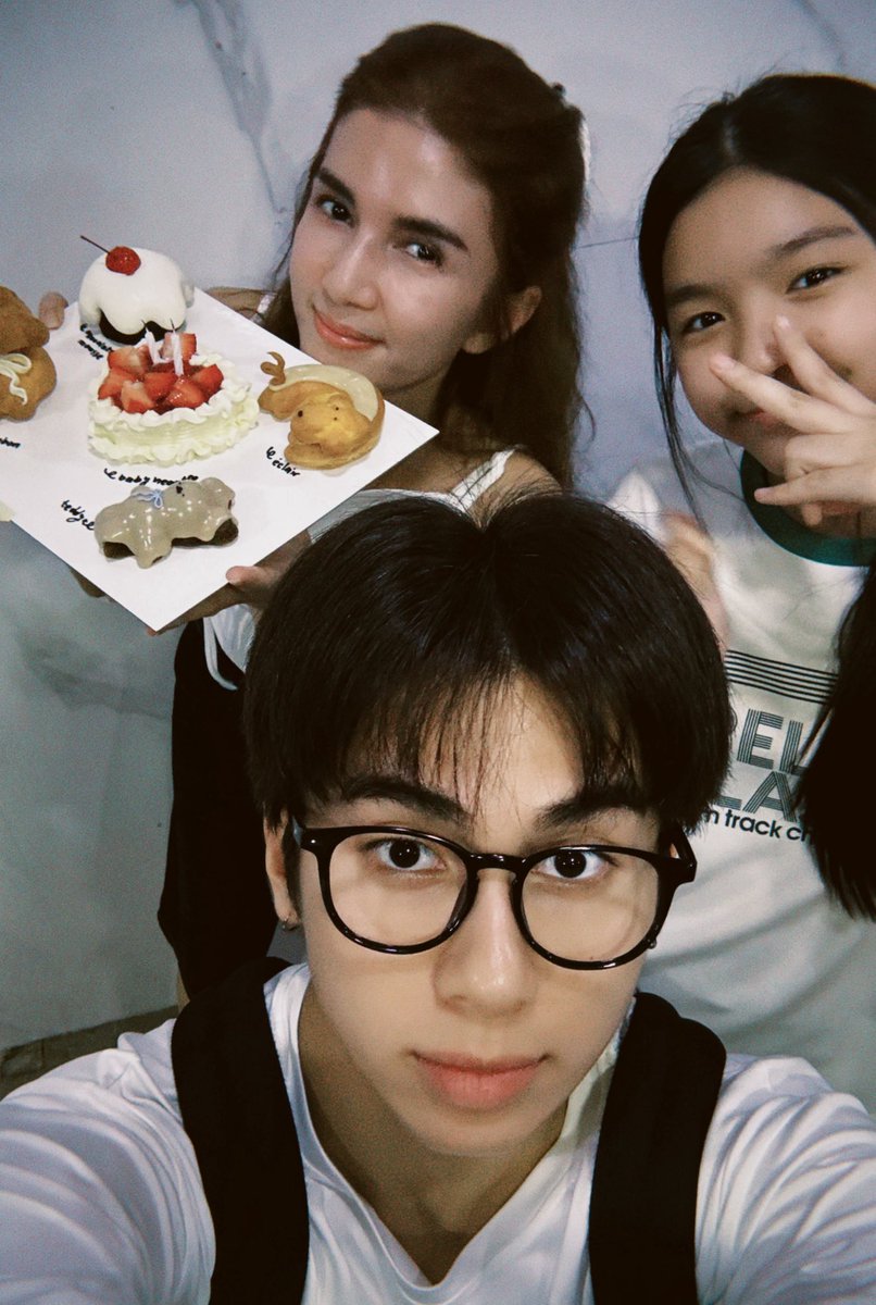 Jaykansopon's tweet photo. HAPPY BIRTHDAY ค้าบขุนแม่ 🤍🤍🎂 https://t.co/aJZeWlHVEn