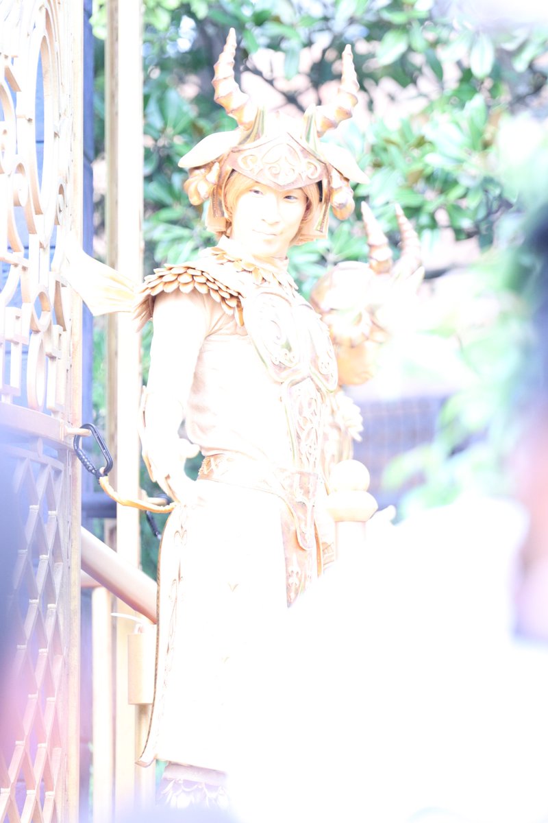 crescent_666_'s tweet photo. 黄金像が輝きすぎて白飛びえぐくて笑い転げてる助けて～～～！！！ https://t.co/MRVd8Bv5ke