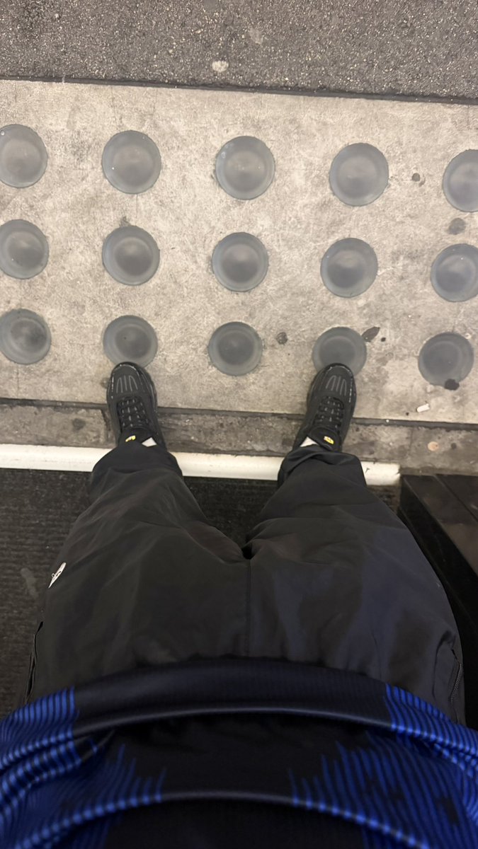 kiffeur9731's tweet photo. 💙🖤😈🔥🤍

#kiffeur #tn #nike #kifftn #gay #niketn #black #kiffsurvet #trackies #love #lgbt #switzerland #survet #boykiffeur #nikewindrunner https://t.co/gr2zFUz7rM